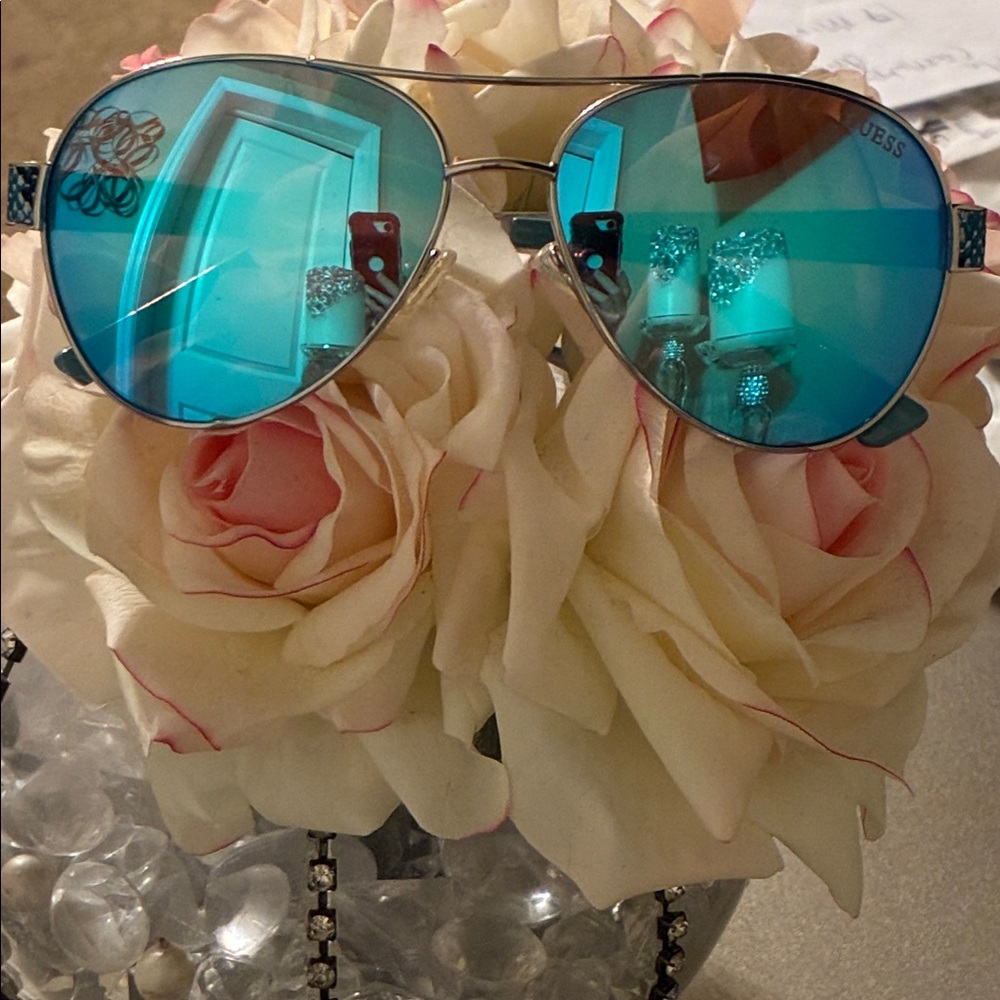 Elegant GUESS Blue mirror lens sunglasses featuring blue snakeskin print🪞💎